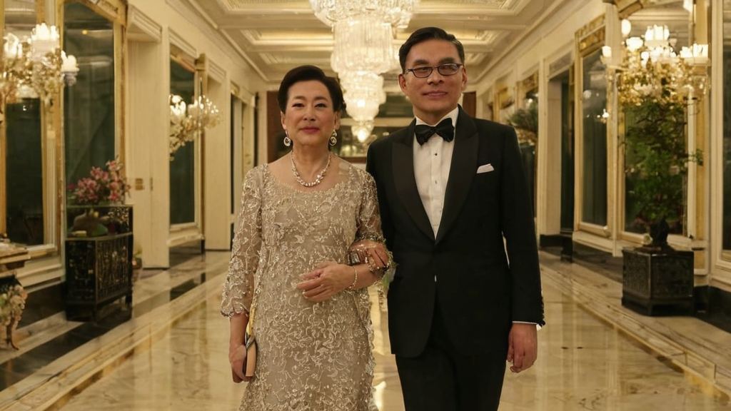 余晚晚登《尚流》封面展女超人风采 被指幕后推手操控引争议