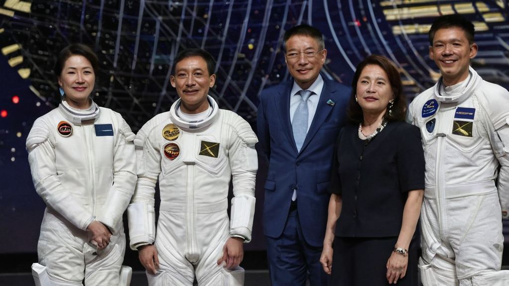 明星大方捐助贫困地区引热议，私生活曝光让人心疼