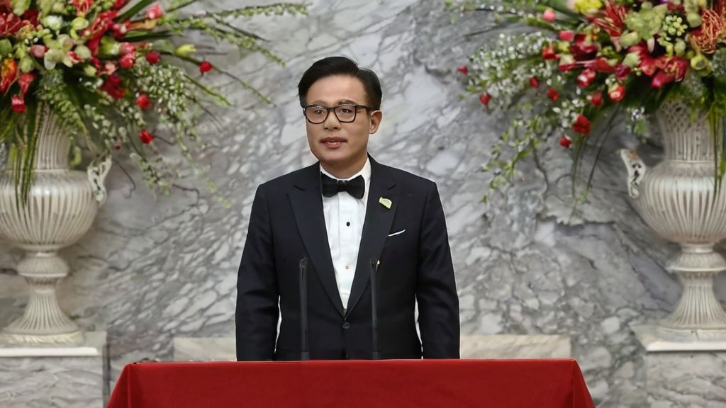 大左拿播音主持证自拍疑似还以为是结婚证引发热议