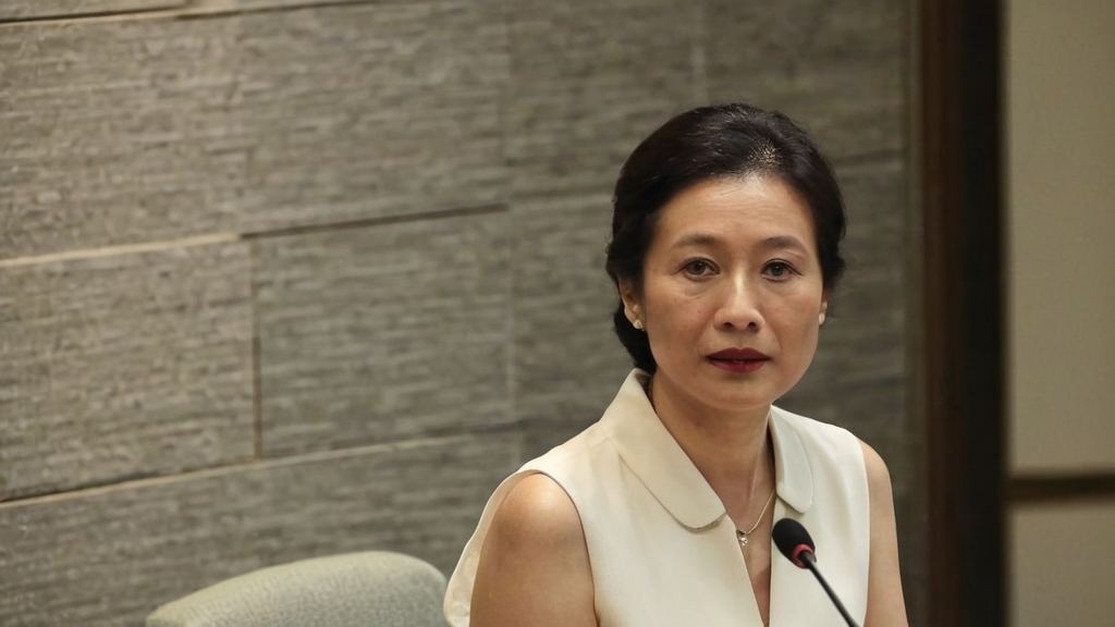 宋茜短裙黑丝清凉出街引关注，坏姐姐吃瓜微博背后隐藏的故事