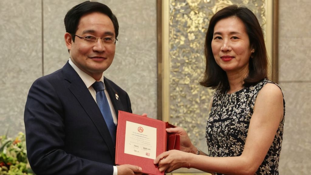 赵露思在江苏突遇“吃瓜”热潮引发粉丝热议成为“瓜王”